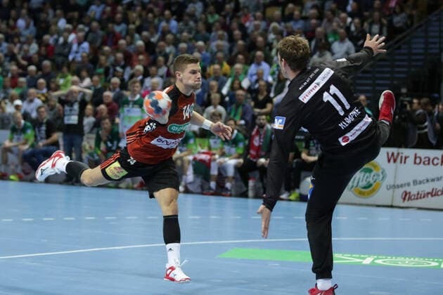 Germany,Wetzlar, Rittal Arena, 10 11 2019, Handball,1 Liqui Moly HBL Bundesliga, 12 Matchday, HSG Wetzlar TSV Hannover Burgdorf Picture from left Vincent Buechner TSV Hannover Burgdorf throws at goal of goalkeeper Till Klimpke HSG Wetzlar Copyright: HMBxMedia ThomasxJäger