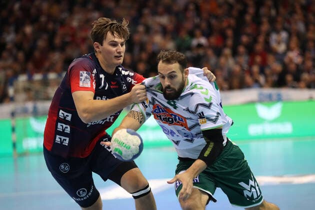SG Flensburg Handewitt vs Frisch auf Goeppingen, LIQUI MOLY Handball Bundesliga, 10 11 19 Flensburg Tim Kneule Frisch auf Goeppingen, 04 against Magnus Roed SG Flensburg Handewitt, 77 Copyright: xBEAUTIFULxSPORTS MarioxM.xKobergx