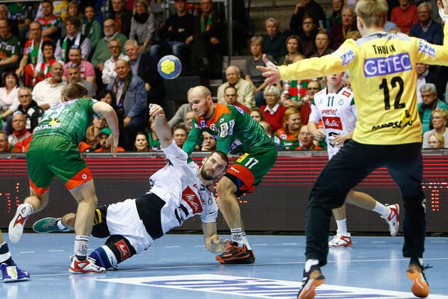 10 11 2019, xtgx, Handball Liqui Moly HBL, SC Magdeburg GWD Minden emspor, v l Albin Lagergren Magdeburg, 23 , Lucas Meister Minden, 2 , Tim Hornke Magdeburg, 17 duel, duel, fight, tackle throws goal, goal scorer, scored goal, scores the goal GETEC Arena