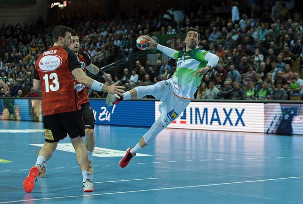 10 11 2019, xovx, Handball HBL, HSG Wetzlar TSV Hannover Burgdorf emspor, v l Joshua Thiele TSV Hannover Burgdorf , Nejc Cehte TSV Hannover Burgdorf , Filip Mirkulovski HSG Wetzlar , Aktion DFL DFB REGULATIONS PROHIBIT ANY USE OF PHOTOGRAPHS as IMAGE SEQUENCES and or QUASI VIDEO Wetzlar