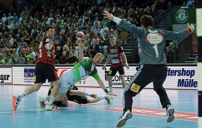 10 11 2019, xovx, Handball HBL, HSG Wetzlar TSV Hannover Burgdorf emspor, v l Joshua Thiele TSV Hannover Burgdorf , Nejc Cehte TSV Hannover Burgdorf , Anton Lindskog HSG Wetzlar , Timo Kastening TSV Hannover Burgdorf , Domenico Ebner TSV Hannover Burgdorf , Action DFL DFB REGULATIONS PROHIBIT ANY USE OF PHOTOGRAPHS as IMAGE SEQUENCES and or QUASI VIDEO Wetzlar
