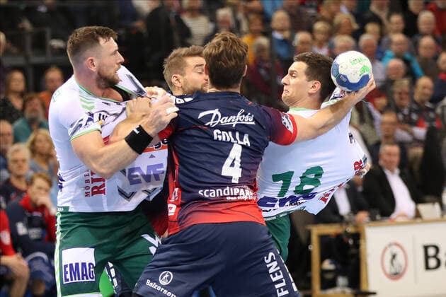 SG Flensburg Handewitt vs Frisch auf Goeppingen, LIQUI MOLY Handball Bundesliga, 10 11 19 Flensburg Fight at Kreis Josip Peric Frisch auf Goeppingen, 18 , Tim Kneule Frisch auf Goeppingen, 04 against Johannes Golla SG Flensburg Handewitt, 04 and Jacob Hein SG Flensburg Handewitt, 21 Copyright: xBEAUTIFULxSPORTS MarioxM.xKobergx
