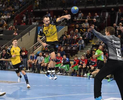 Florian Billek HSC 2000 Coburg throws against Jürgen Müller SG BBM Bietigheim , SG BBM Bietigheim vs HSC 2000 Coburg, 2 Handball Bundesliga, 11 Matchday, 10 11 2019, Eibner Memmler SG BBM Bietigheim vs HSC 2000 Coburg, 2 Handball Bundesliga, 11 Matchday, 10 11 2019 Ludwigsburg Copyright: xMemmlerx Eibner-Pressefotox EP_mmr