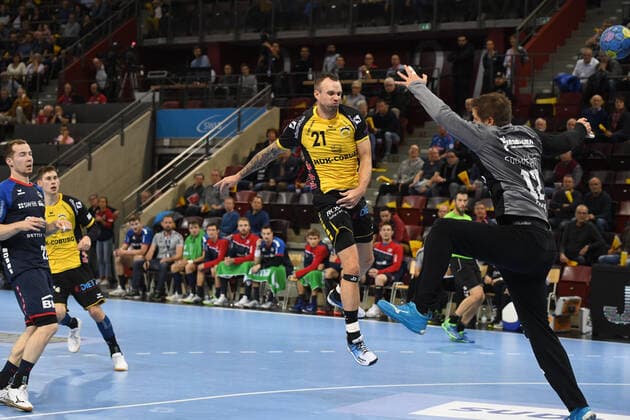 Florian Billek HSC 2000 Coburg throws against Jürgen Müller SG BBM Bietigheim , SG BBM Bietigheim vs HSC 2000 Coburg, 2 Handball Bundesliga, 11 Matchday, 10 11 2019, Eibner Memmler SG BBM Bietigheim vs HSC 2000 Coburg, 2 Handball Bundesliga, 11 Matchday, 10 11 2019 Ludwigsburg Copyright: xMemmlerx Eibner-Pressefotox EP_mmr