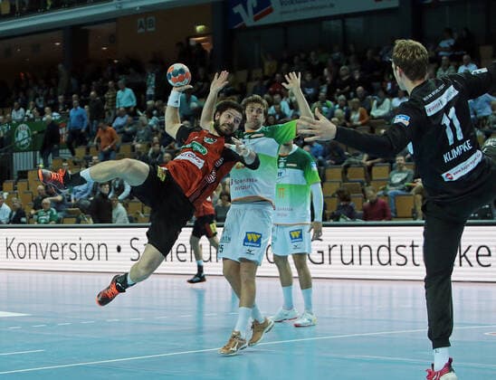 10 11 2019, xovx, Handball HBL, HSG Wetzlar TSV Hannover Burgdorf emspor, v l Evgeni Pevnov TSV Hannover Burgdorf , Olle Forsell Schefvert HSG Wetzlar , Stefan Cavor HSG Wetzlar , Domenico Ebner TSV Hannover Burgdorf , Aktion DFL DFB REGULATIONS PROHIBIT ANY USE OF PHOTOGRAPHS as IMAGE SEQUENCES and or QUASI VIDEO Wetzlar