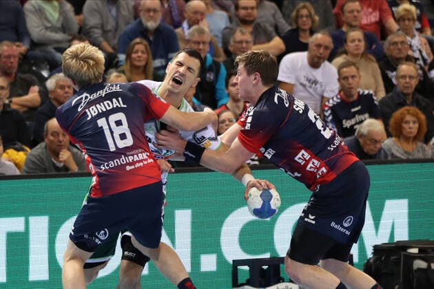 SG Flensburg Handewitt vs Frisch auf Goeppingen, LIQUI MOLY Handball Bundesliga, 10 11 19 Flensburg Nemanja Zelenovic Frisch auf Goeppingen, 42 against Magnus Joendal SG Flensburg Handewitt, 18 and Goran Soegard Johannsessen SG Flensburg Handewitt, 23 Copyright: xBEAUTIFULxSPORTS MarioxM.xKobergx