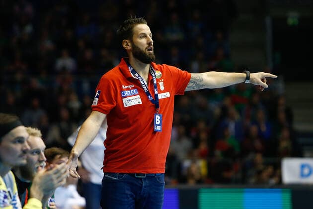 10 11 2019, xtgx, Handball Liqui Moly HBL, SC Magdeburg GWD Minden emspor, v l Bennet Wiegert Magdeburg, coach gives instructions, gesticulated with arms, gesticulate, gives instructions GETEC Arena