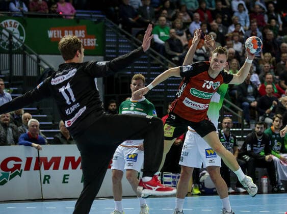 Germany,Wetzlar, Rittal Arena, 10 11 2019, Handball,1 Liqui Moly HBL Bundesliga, 12 Matchday, HSG Wetzlar TSV Hannover Burgdorf Picture v li Goalkeeper Till Klimpke HSG Wetzlar ,Timo Kastening TSV Hannover Burgdorf Copyright: HMBxMedia ThomasxJäger