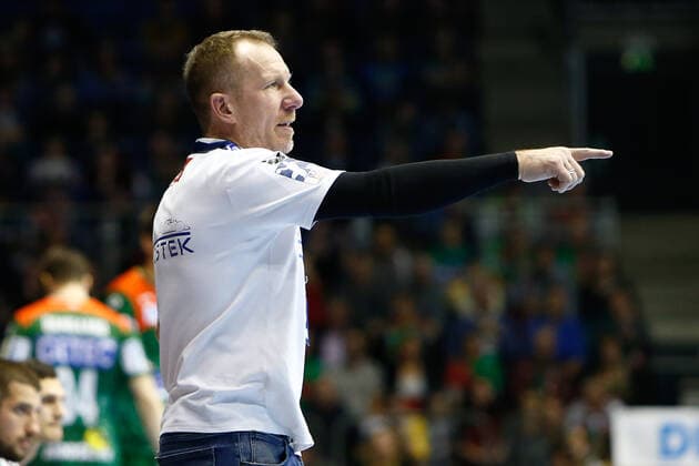 10 11 2019, xtgx, Handball Liqui Moly HBL, SC Magdeburg GWD Minden emspor, v l Frank Carstens Minden, coach gives instructions, gesticulated with arms, gesticulate, gives instructions GETEC Arena