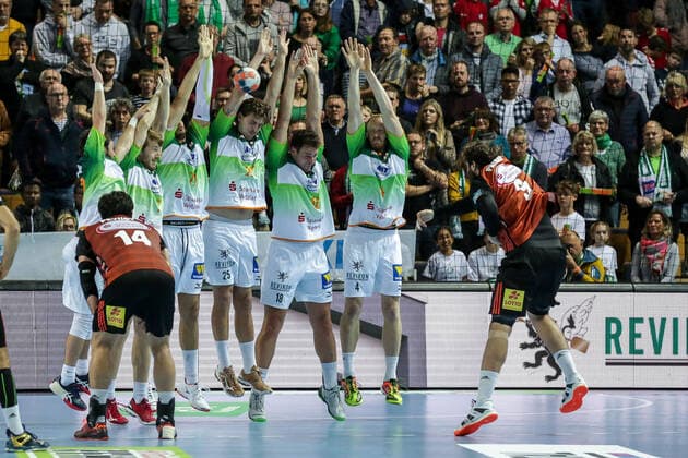 Germany,Wetzlar, Rittal Arena, 10 11 2019, Handball,1 Liqui Moly HBL Bundesliga, 12 Matchday, HSG Wetzlar TSV Hannover Burgdorf Picture The Bollwand von Wetzlar holds the last throw in the game of re Mait Patrail TSV Hannover Burgdorf and gets a draw with it Copyright: HMBxMedia ThomasxJäger