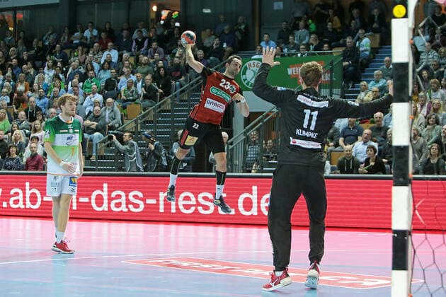 10 11 2019, xovx, Handball HBL, HSG Wetzlar TSV Hannover Burgdorf emspor, v l Kristian Bjoernsen HSG Wetzlar , Christian Ugalde TSV Hannover Burgdorf , Till Klimpke HSG Wetzlar , Aktion DFL DFB REGULATIONS PROHIBIT ANY USE OF PHOTOGRAPHS as IMAGE SEQUENCES and or QUASI VIDEO Wetzlar