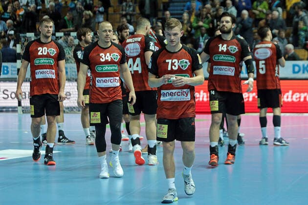 10 11 2019, xovx, Handball HBL, HSG Wetzlar TSV Hannover Burgdorf emspor, disappointed players of the TSV Hannover Burgdorf after the 25 25 in Wetzlar, Freisteller DFL DFB REGULATIONS PROHIBIT ANY USE OF PHOTOGRAPHS as IMAGE SEQUENCES and or QUASI VIDEO Wetzlar