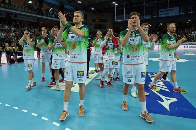 10 11 2019, xovx, Handball HBL, HSG Wetzlar TSV Hannover Burgdorf emspor, The players of HSG Wetzlar cheer the 25 25 draw against Hannover, Freisteller DFL DFB REGULATIONS PROHIBIT ANY USE OF PHOTOGRAPHS as IMAGE SEQUENCES and or QUASI VIDEO Wetzlar