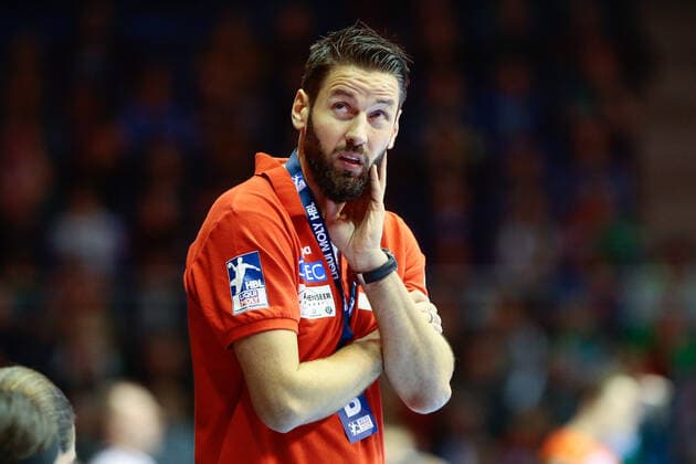 10 11 2019, xtgx, Handball Liqui Moly HBL, SC Magdeburg GWD Minden emspor, v l Bennet Wiegert Magdeburg, coach thoughtful, disappointed, looks disappointed, knocked down, disappointed GETEC Arena