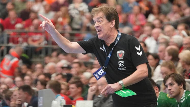 10 11 2019, Euregium, Nordhorn, GER, Handball 1 Bundesliga, Men HSG Nordhorn Lingen vs Füchse Berlin, Coach Velimir Petkovic Füchse Berlin DFL REGULATIONS PROHIBIT ANY USE OF PHOTOGRAPHS AS IMAGE SEQUENCES AND OR QUASI VIDEO Nordhorn Niedersachsen Germany Euregium