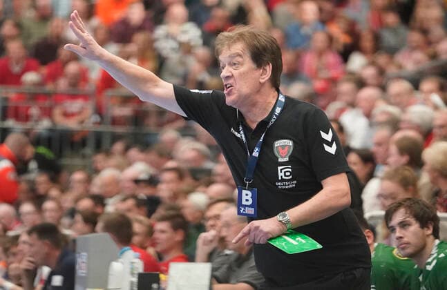 10 11 2019, Euregium, Nordhorn, GER, Handball 1 Bundesliga, Men HSG Nordhorn Lingen vs Füchse Berlin, Coach Velimir Petkovic Füchse Berlin DFL REGULATIONS PROHIBIT ANY USE OF PHOTOGRAPHS AS IMAGE SEQUENCES AND OR QUASI VIDEO Nordhorn Niedersachsen Germany Euregium