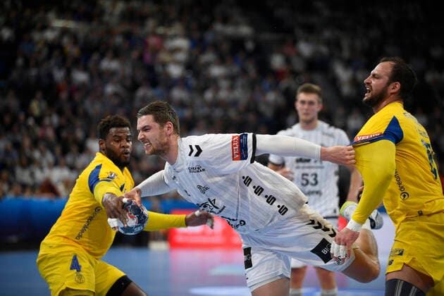 Hendrik Pekeler THW Kiel against Victor Iturriza Alvarez left and Daymaro Salina Amador Porto , Handball, Men, THW Kiel vs FC Porto, Champions League, 7 Matchday, Group Phase, 10 11 19 Kiel Sparkassen Arena Schleswig Holstein Germany