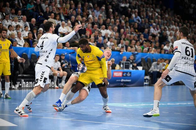 Victor Iturriza Alvarez Porto vs. Patrick Wiencek THW Kiel , Handball, Men, THW Kiel vs. FC Porto, Champions League, 7 Matchday, Group Phase, 10 11 19 Kiel Sparkassen Arena Schleswig Holstein Germany