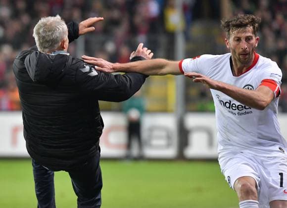 Bilder des Jahres 2019, Sport 11 November Sport Themen der Woche KW45 Sport Bilder des Tages 10.11.2019, xblx, Fussball 1.Bundesliga, SC Freiburg - Eintracht Frankfurt emspor, v.l. Trainer Christian Streich (SC Freiburg) wird von David Abraham (Eintracht Frankfurt) umgerannt, Rote Karte für, red card for, Platzverweis, Game Misconduct (DFL DFB REGULATIONS PROHIBIT ANY USE OF PHOTOGRAPHS as IMAGE SEQUENCES and or QUASI-VIDEO) Freiburg *** 10 11 2019, xblx, Football 1 Bundesliga, SC Freiburg Eintracht Frankfurt emspor, v l Coach Christian Streich SC Freiburg is run over by David Abraham Eintracht Frankfurt, Red card for, red card for, dismissal, Game Misconduct DFL DFB REGULATIONS PROHIBIT ANY USE OF PHOTOGRAPHS as IMAGE SEQUENCES and or QUASI VIDEO Freiburg