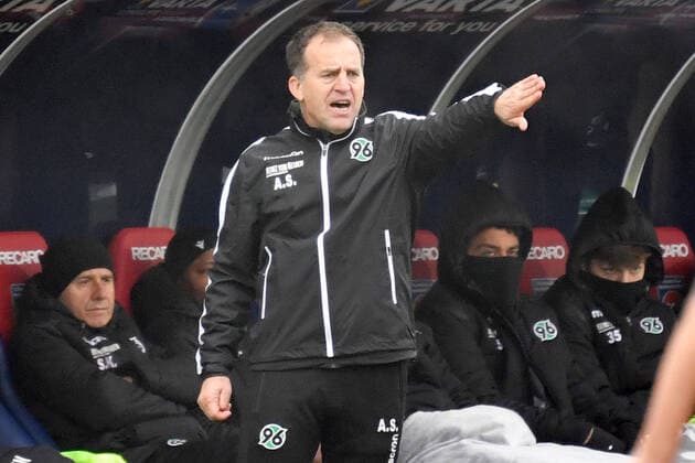 Asif SARIC ,Trainer Hannover96 , gestures,gives instructions,single picture,cut single motif,half figure,half figure football 2 Bundesliga, 13 matchday,matchday13, 1 FC Heidenheim Hannover 96 4 0 on 10 11 2019 in Heidenheim VOITH ARENA DFL REGULATIONS PROHIBIT ANY USE OF PHOTOGRAPHS AS IMAGE SEQUENCES AND OR QUASI VIDEO