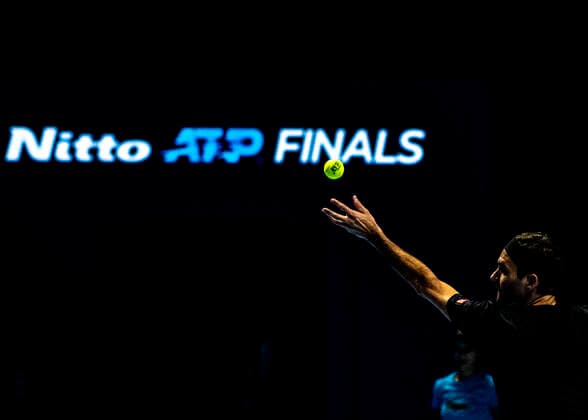 Sport Bilder des Tages ATP, Tennis Herren Finals 2018 LONDRES, LO - 10.11.2019: ATP FINALS 2018 - Roger Federer (Swiss) serves during his match against Dominic Thiem (Austrian) at the ATP Finals at Arena 02 in London, England. (Photo: Richard Callis Fotoarena) x1828820x  RichardxCallis