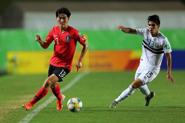 FuÃŸball, U17 WM, SÃ¼dkorea - Mexiko 10th November 2019; Kleber Andrade Stadium, Cariacica, Espirito Santo, Brazil; FIFA U-17 World Cup Brazil 2019, Korea Republic versus Mexico; Kim Ryunseong of Korea Republic turns past Jose Ruiz of Mexico - Editorial Use  ActionPlus12187159 HeulerxAndrey