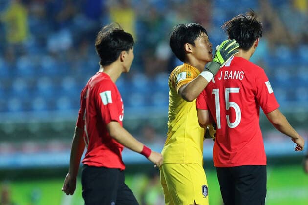 FuÃŸball, U17 WM, SÃ¼dkorea - Mexiko 10th November 2019; Kleber Andrade Stadium, Cariacica, Espirito Santo, Brazil; FIFA U-17 World Cup Brazil 2019, Korea Republic versus Mexico; Shin Songhoon and Bang Woojin of Korea Republic laments goal scored by Ali Avila of Mexico in the 77th minute for 0-1 - Editorial Use  ActionPlus12187192 HeulerxAndrey