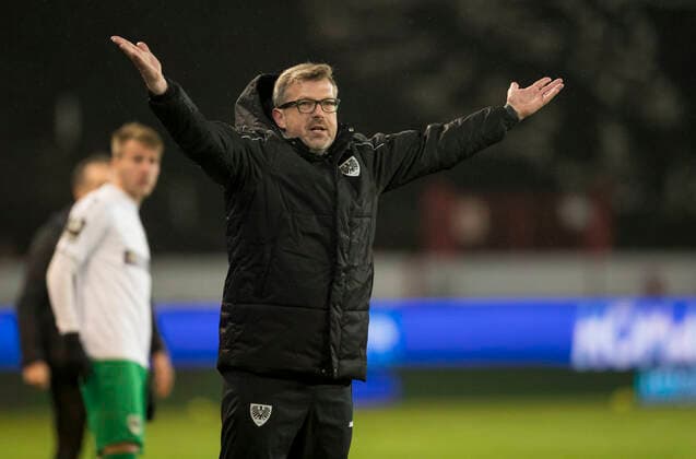 Football 3 League, Season 2019 2020, 15 Matchday, Prussia Münster Eintracht Braunschweig on 11 11 2019 in Münster North Rhine-Westphalia Münster coach Sven Hübscher gives instructions DFB regulations prohibit any use of photographs as image sequences and or quasi video Copyright: xKirchner MarcoxSteinbrennerx