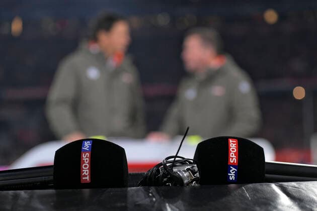 09.11.2019, Fussball 1. Bundesliga 2019 2020, 11.Spieltag, FC Bayern München - Borussia Dortmund, in der Allianz-Arena München. v.li: Sebastian Hellmann und Lothar Matthäus am SKY Moderatorentisch am Spielfeldrand. Die Mikrofone liegen vorne bereit. ***DFL and DFB regulations prohibit any use of photographs as image sequences and or quasi-video.*** *** 09 11 2019, Football 1 Bundesliga 2019 2020, 11 Matchday, FC Bayern München Borussia Dortmund, in the Allianz Arena Munich v li Sebastian Hellmann and Lothar Matthäus at the SKY Sport Moderatorentisch am Spielfelddrand The microphones are in front DFL and DFB regulations prohibit any use of photographs as image sequences and or quasi video