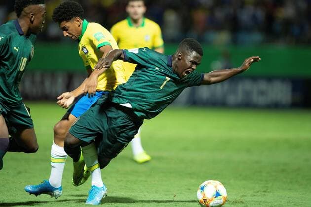 Talles Costa (C) of Brazil vies for the ball with Degnand Gnonto (R) of Italy during the World Cup U 17 quarter finals soccer match between Brazil and Italy, at the Olimpico stadium in Goiania, Brazil, 11 November 2019. Brazil vs. Italy !ACHTUNG: NUR REDAKTIONELLE NUTZUNG!  Copyright: xJoédsonxAlvesx AME3335 20191112-637091169494691315
