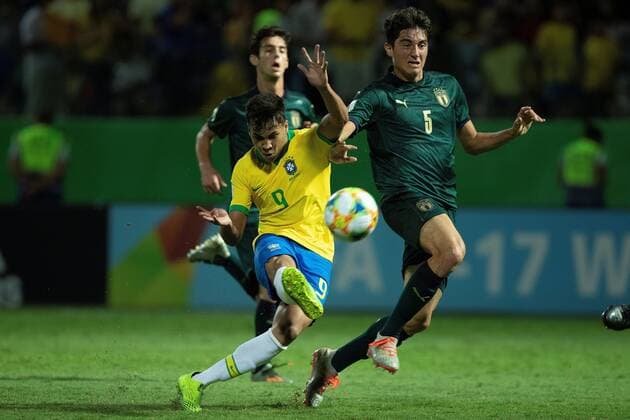 Pedro Lucas (L) of Brazil vies for the ball with Christian Dalle of Italy during the World Cup U 17 quarter finals soccer match between Brazil and Italy, at the Olimpico stadium in Goiania, Brazil, 11 November 2019. Brazil vs. Italy !ACHTUNG: NUR REDAKTIONELLE NUTZUNG!  Copyright: xJoédsonxAlvesx AME3378 20191112-637091211386733537