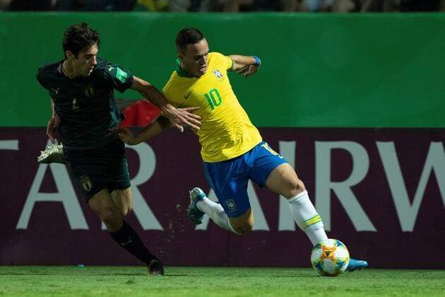 Tpeglow (R) of Brazil vies for the ball with Francesco Lamanna of Italy during the World Cup U 17 quarter finals soccer match between Brazil and Italy, at the Olimpico stadium in Goiania, Brazil, 11 November 2019. Brazil vs. Italy !ACHTUNG: NUR REDAKTIONELLE NUTZUNG!  Copyright: xJoédsonxAlvesx AME3375 20191112-637091211996671677