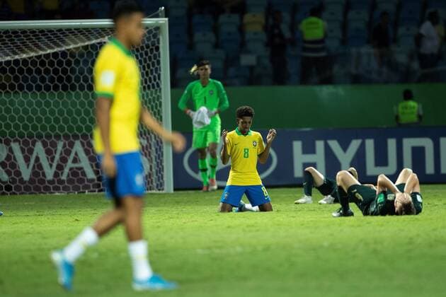 Talles Costa (C) of Brazil prays after defeating Italy during the World Cup U 17 quarter finals soccer match between Brazil and Italy, at the Olimpico stadium in Goiania, Brazil, 11 November 2019. Brazil vs. Italy !ACHTUNG: NUR REDAKTIONELLE NUTZUNG!  Copyright: xJoédsonxAlvesx AME3426 20191112-637091229076529842
