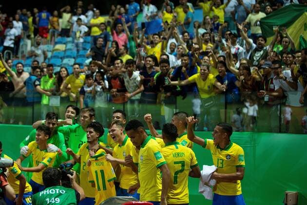 Players of Brazil celebrate after defeating Italy during the World Cup U 17 quarter finals soccer match between Brazil and Italy, at the Olimpico stadium in Goiania, Brazil, 11 November 2019. EPA Joédson Alves Brazil vs. Italy !ACHTUNG: NUR REDAKTIONELLE NUTZUNG!  Copyright: xJoédsonxAlvesx AME3436 20191112-637091230286221716