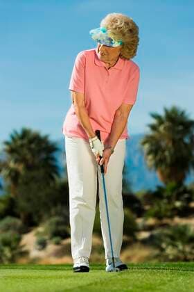 Woman Putting 03B79439