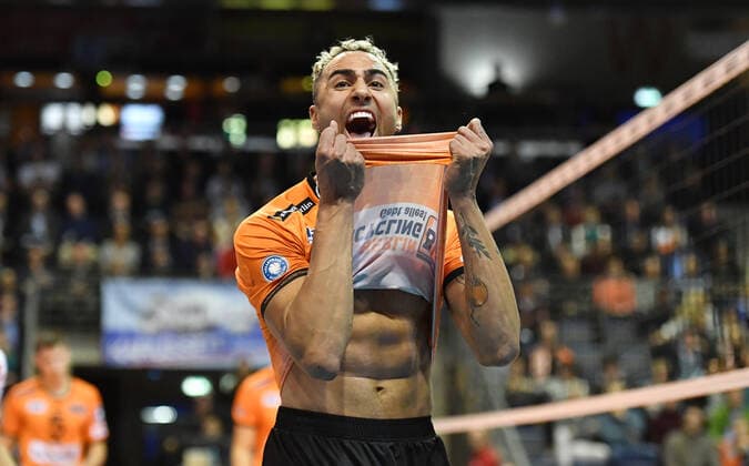 Bilder des Jahres 2019, Sport 11 November Sport Themen der Woche KW46 Sport Bilder des Tages Benjamin Patch (BR Volleys), jubelt, BR Volleys Berlin - SVG Lüneburg Deutsche Volleyball Liga, Saison 2019 2020, Herren, Männer, Männer, men, Volleyball, Deutschland, playoffs Germany, Max-Schmeling-Halle Berlin, 13.11.2019 *** Benjamin Patch BR Volleys , Cheers, BR Volleys Berlin SVG Lüneburg German Volleyball League, Season 2019 2020, Men, Men, Men, Volleyball, Germany, playoffs Germany, Max Schmeling Halle Berlin, 13 11 2019