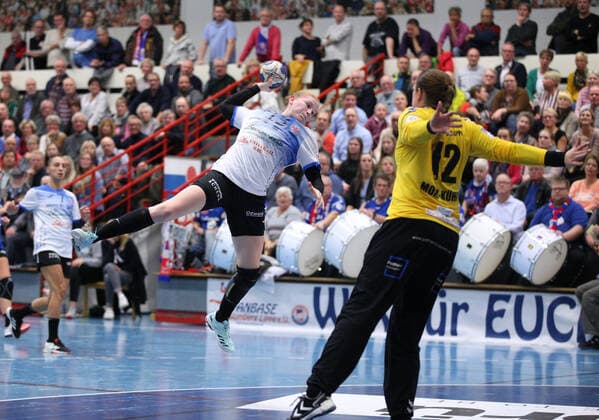 Meike Schmelzer Thueringer HC 13 against Anna Monz Kuehn HSG Blomberg Lippe 12 right GER, Handball, 1 Bundesliga Women, HSG Blomberg Lippe against Thueringer HC, 13 11 2019 Blomberg Copyright: xStrohdiekx Eibner-Pressefotox EP_jsk