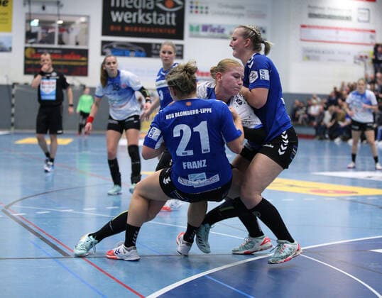 Meike Schmelzer Thueringer HC 13 against Nele Franz HSG Blomberg Lippe 21 front and Celine Michielsen HSG Blomberg Lippe 15 right GER, Handball, 1 Bundesliga Women, HSG Blomberg Lippe against Thueringer HC, 13 11 2019 Blomberg Copyright: xStrohdiekx Eibner-Pressefotox EP_jsk