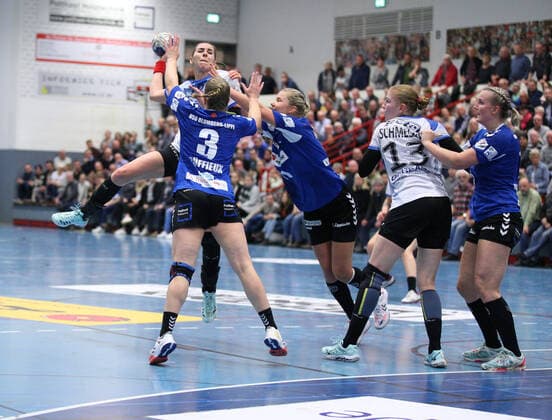 Iveta Koresova Thueringer HC 18 against Laura Rueffieux HSG Blomberg Lippe 3 front and Kamila Kordovska HSG Blomberg Lippe 11 right GER, Handball, 1 Bundesliga Women, HSG Blomberg Lippe against Thueringer HC, 13 11 2019 Blomberg Copyright: xStrohdiekx Eibner-Pressefotox EP_jsk