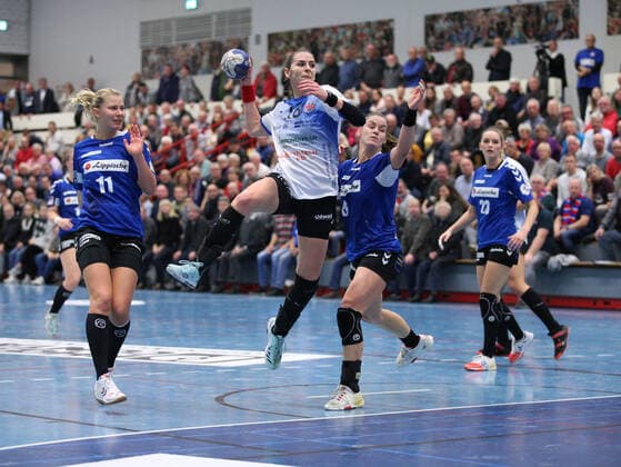 Iveta Koresova Thueringer HC 18 past Kamila Kordovska HSG Blomberg Lippe 11 left and Tessa van Zijl HSG Blomberg Lippe 8 right GER, Handball, 1 Bundesliga Women, HSG Blomberg Lippe against Thueringer HC, 13 11 2019 Blomberg Copyright: xStrohdiekx Eibner-Pressefotox EP_jsk