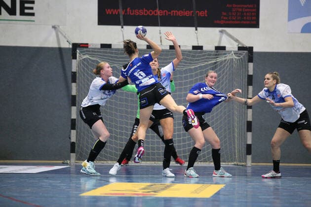 Merle Heidergott HSG Blomberg Lippe 5 against Meike Schmelzer Thueringer HC 13 left and Alicia Stolle Thueringer HC 17 right GER, Handball, 1 Bundesliga Women, HSG Blomberg Lippe against Thueringer HC, 13 11 2019 Blomberg Copyright: xStrohdiekx Eibner-Pressefotox EP_jsk