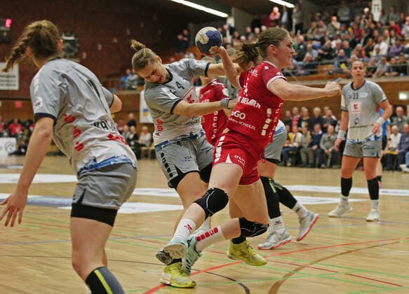 13 11 2019, Germany, Bietigheim, Handball Bundesliga Womens season 2019 2020 SG BBM Bietigheim vs Neckarsulmer Sport Union am Ball Laura von der Heijden BBM