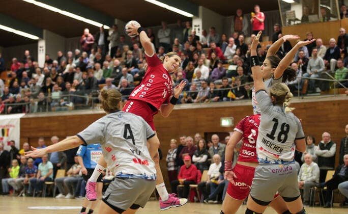 13 11 2019, Germany, Bietigheim, Handball Bundesliga Womens Season 2019 2020 SG BBM Bietigheim vs Neckarsulmer Sport Union am Ball Karolina Kudlacz Gloc BBM