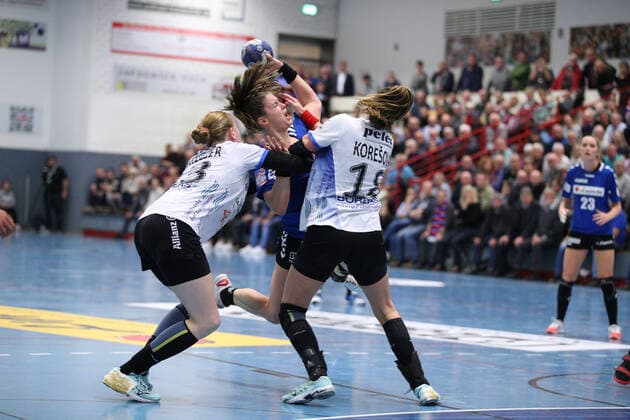 Tessa van Zijl HSG Blomberg Lippe 8 against Meike Schmelzer Thueringer HC 13 left and Iveta Koresova Thueringer HC 18 right GER, Handball, 1 Bundesliga Women, HSG Blomberg Lippe against Thueringer HC, 13 11 2019 Blomberg Copyright: xStrohdiekx Eibner-Pressefotox EP_jsk