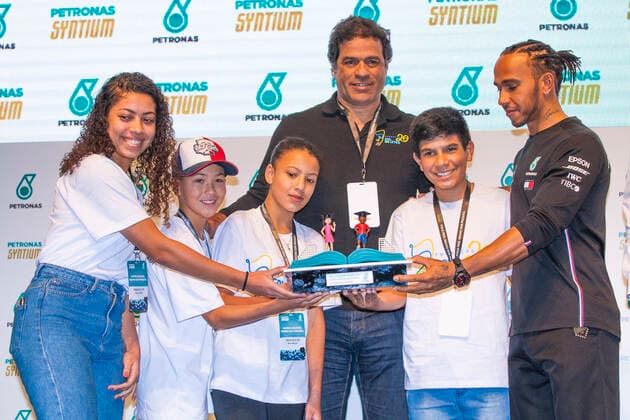 Sport Bilder des Tages Coletiva de Imprensa Lewis Hamilton SÃO PAULO, SP - 13.11.2019: COLETIVA DE IMPRENSA LEWIS HAMILTON - British driver Lewis Hamilton, the current six-time F1 world champion, will give a news conference on Wednesday, sponsored by Petronas, the oil company that sponsors his current team, Mercedes. The Englishman will participate in the Brazil F1 Grand Prix, which takes place this weekend in Interlagos. Highlighting former player Raí receives a tribute to the Gol de Letra Foundation he represents. (Photo: Emerson Santos Fotoarena) x1830618x  EmersonxSantos