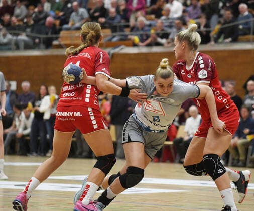 Selina Kalmbach Neckarsulmer Sport Union in a duel, SG BBM Bietigheim vs. Neckarsulmer Sport Union, 1 Bundesliga Women, 7 Matchday, 13 11 2019, Eibner Memmler SG BBM Bietigheim vs. Neckarsulmer Sport Union, 1 Bundesliga Women, 7 Matchday, 13 11 2019 Bietigheim Bissingen Copyright: xMemmlerx Eibner-Pressefotox EP_mmr