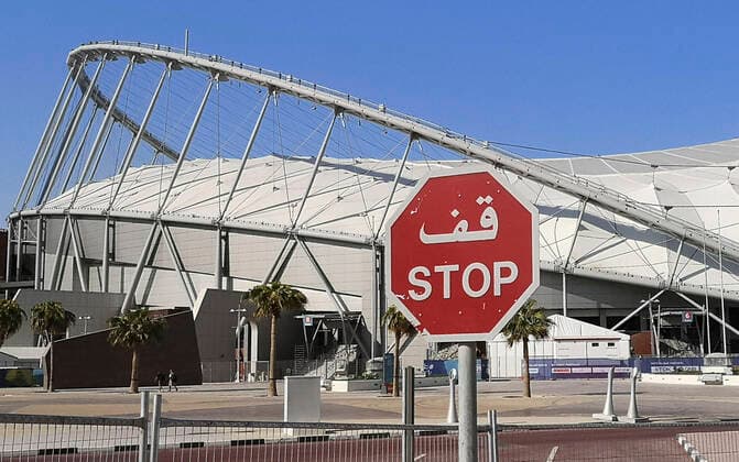 Doha, Qatar, 06.10.2019 IAAF Leichtathletik-Weltmeisterschaft im Khalifa International Stadion in Doha im Emirat Qatar vom 27.09.2019 bis zum 06.10.2019 Aussenansicht des Khalifa International Stadium (KIS). Das in ar-Rayyan westlich von Doha gelegene Nationalstadion von Katar ist ein Fußballstadion mit einer Leichtathletikanlage und damit die Austragungsstätte der Leichtathletik - WM und gehört zu einem 250 Hektar großen - Areal namens Aspire Zone. *** Doha, Qatar, 06 10 2019 IAAF World Championships in Athletics at the Khalifa International Stadium in Doha in the Emirate of Qatar from 27 09 2019 to 06 10 2019 Exterior view of the Khalifa International Stadium KIS The National Stadium of Qatar, located in ar Rayyan west of Doha, is a football stadium with an athletics facility and thus the venue for the World Championships in Athletics and is part of a 250-hectare sports area called Aspire Zone