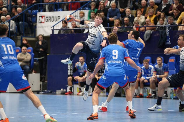 Goeran Soegard Johannessen SG Flensburg Handewitt 23 vs Jonathan Carlsbogard TBV Lemgo Lippe 9 front and Isaias Guardiola TBV Lemgo Lippe 7 right GER, Handball, 1 Bundesliga, TBV Lemgo Lippe vs SG Flensburg Handewitt, 14 11 2019 Lemgo Copyright: xStrohdiekx Eibner-Pressefotox EP_jsk