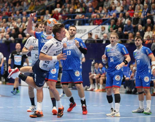 Lasse Svan SG Flensburg Handewitt 11 past Jonathan Carlsbogard TBV Lemgo Lippe 9 back GER, Handball, 1 Bundesliga, TBV Lemgo Lippe against SG Flensburg Handewitt, 14 11 2019 Lemgo Copyright: xStrohdiekx Eibner-Pressefotox EP_jsk