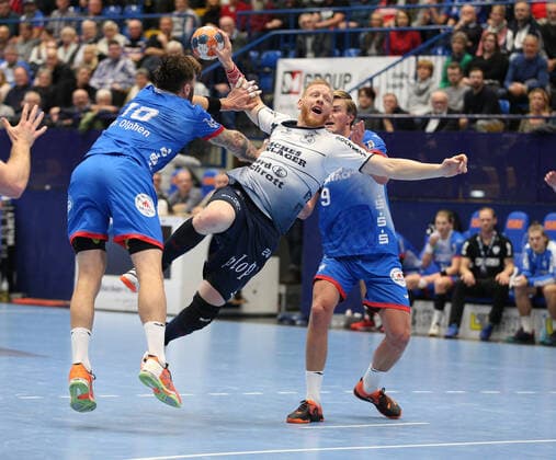Jim Gottfridsson SG Flensburg Handewitt 24 versus Fabian van Olphen TBV Lemgo Lippe 10 left and Jonathan Carlsbogard TBV Lemgo Lippe 9 right GER, Handball, 1 Bundesliga, TBV Lemgo Lippe versus SG Flensburg Handewitt, 14 11 2019 Lemgo Copyright: xStrohdiekx Eibner-Pressefotox EP_jsk